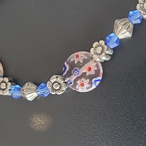 Vintage bracelet features flower lamp work glass beads, pewter daisies & more! - Picture 3 of 4
